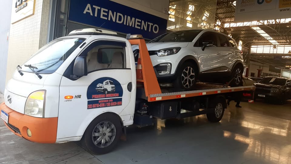 Guincho Pereira no pátio de atendimento com SUV na plataforma